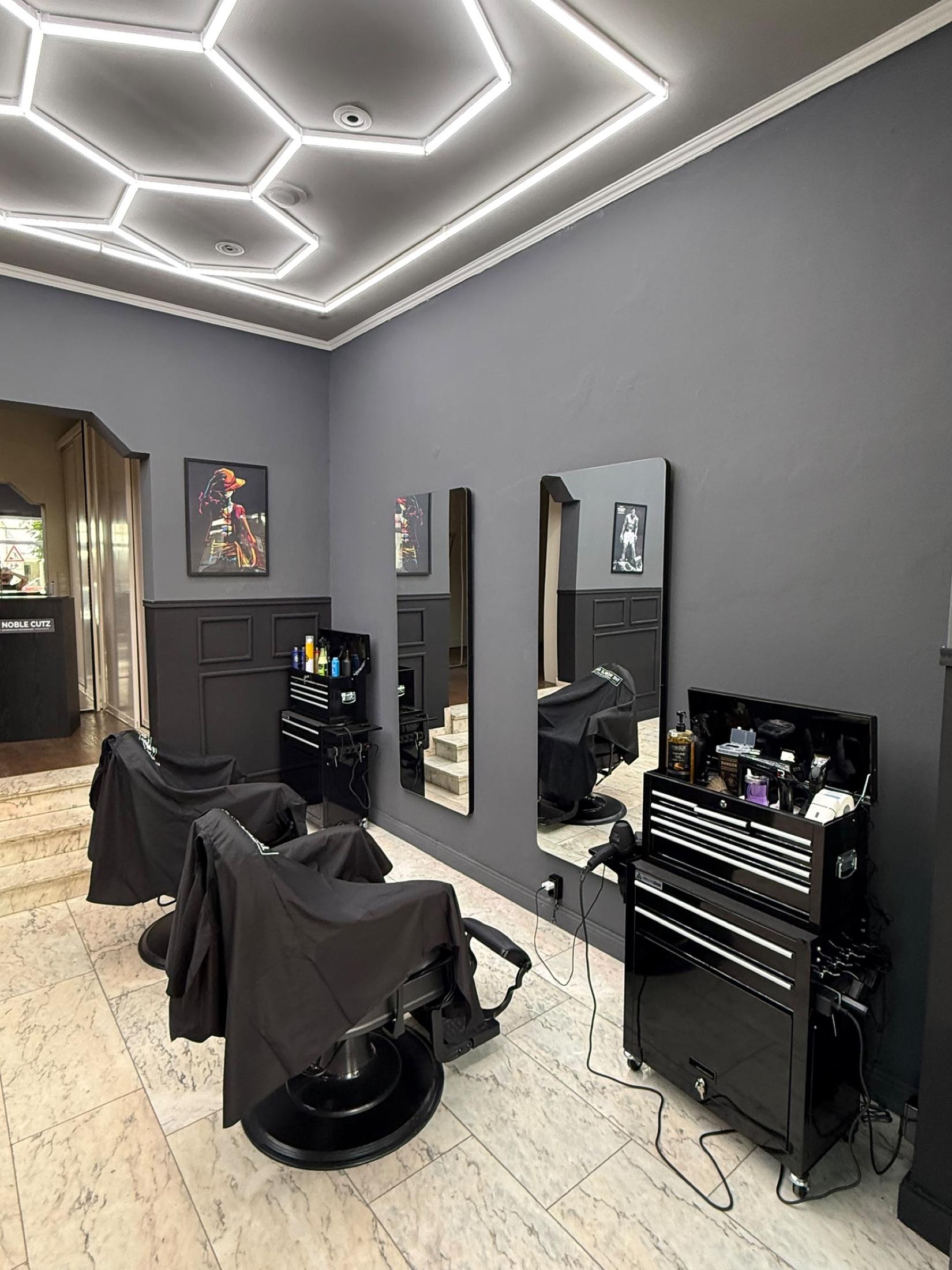 Barber-Station mit Spiegel und Werkzeug im THE NOBLE CUTZ